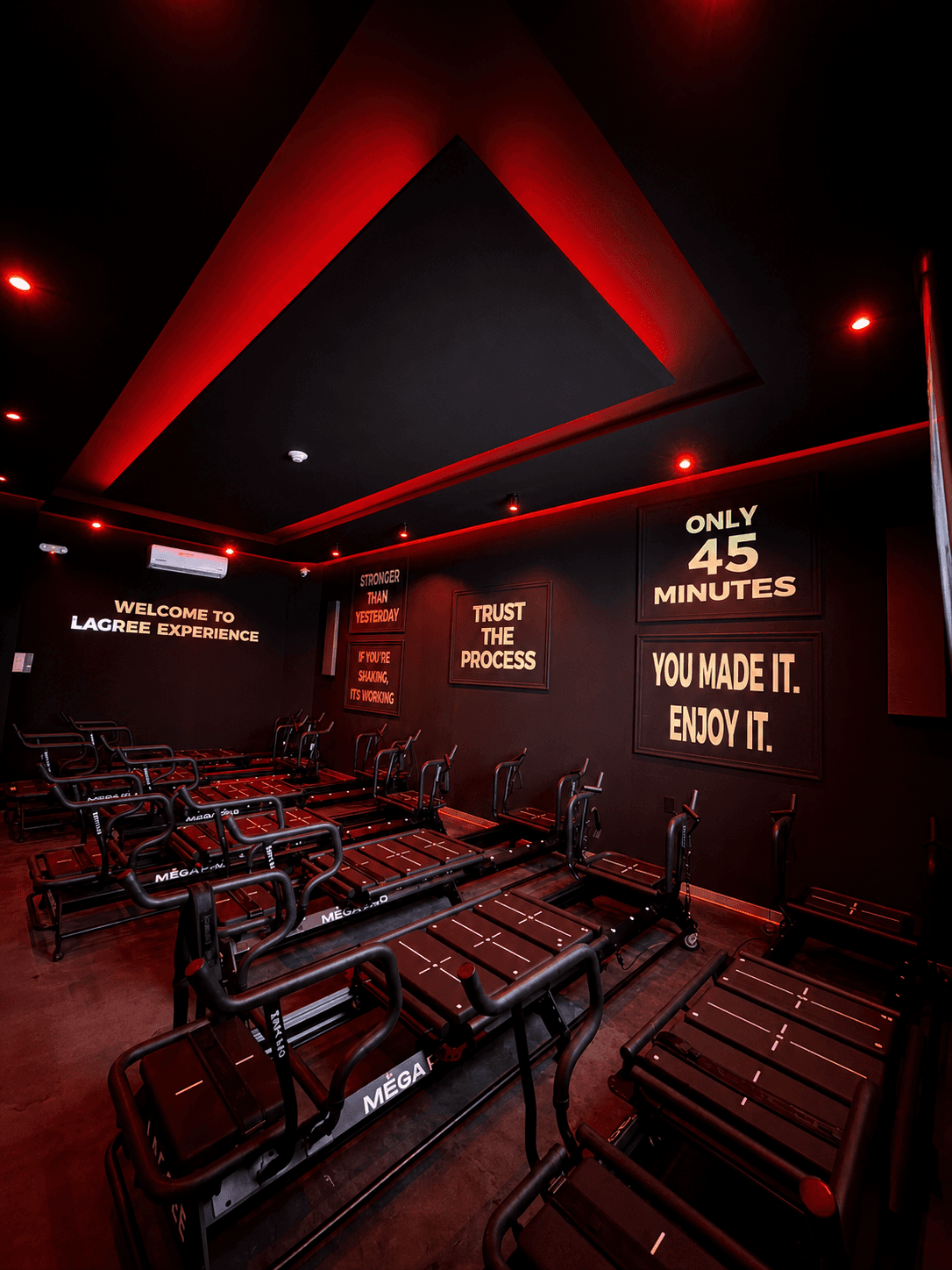 Salón de JJ Studio con Megaformers e iluminación roja